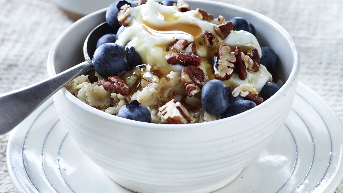 Creamy blueberry-pecan oatmeal