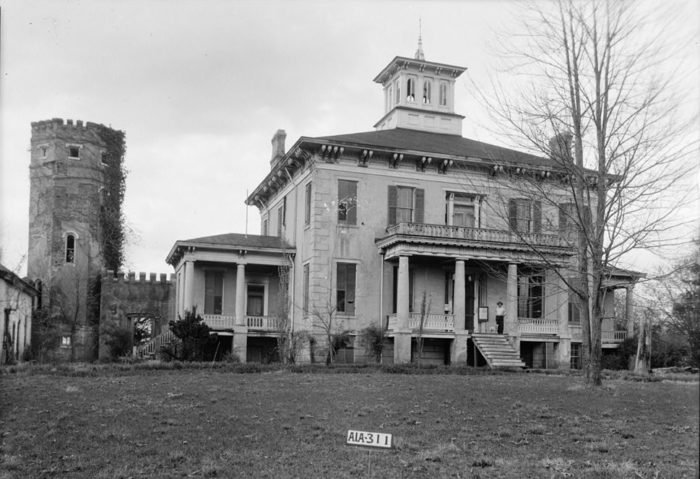 The Story Behind This Haunted Castle In Alabama Will Chill You To The Bone