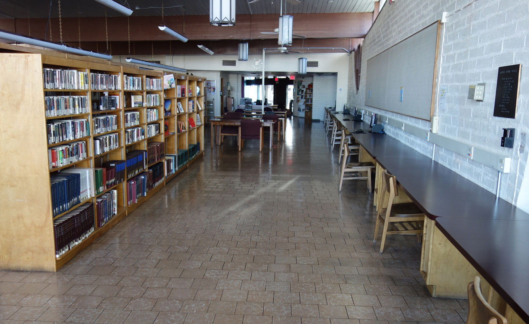 Bibliotecas cierran puertas y se cambia a servicio en la acera