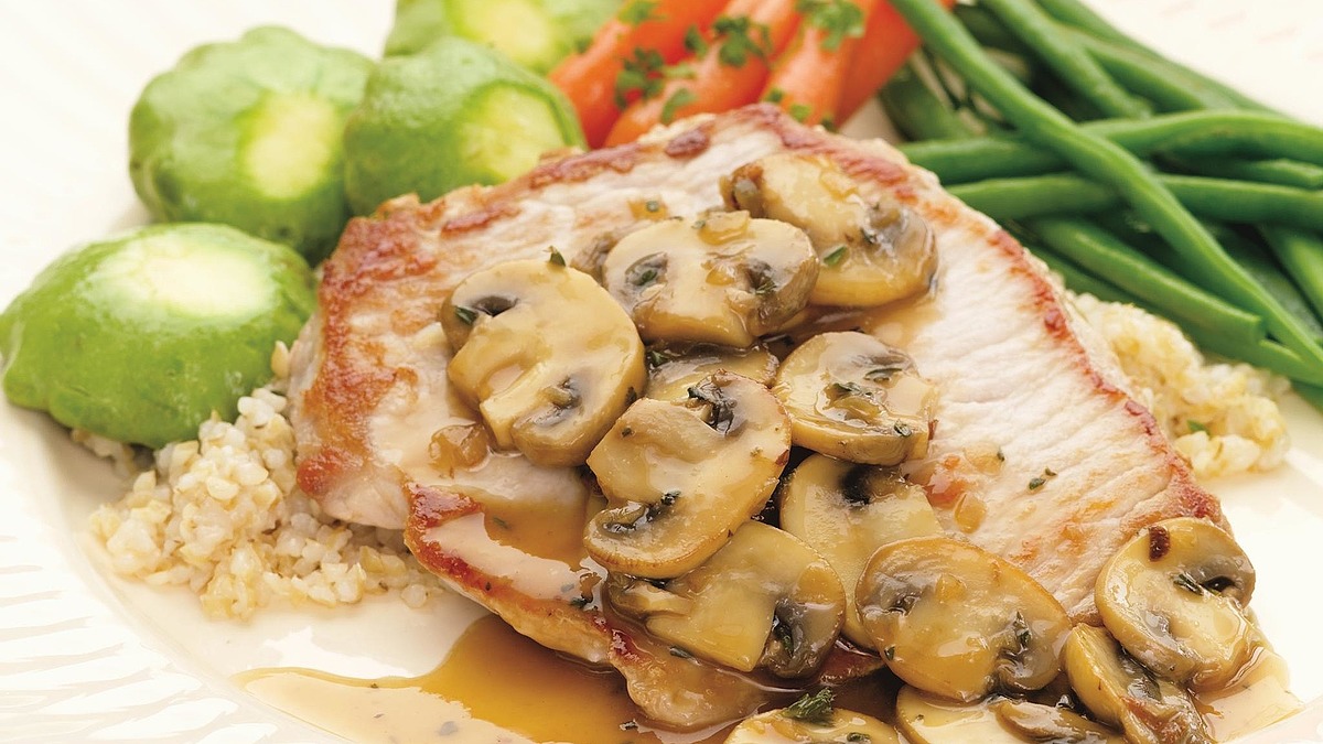 Boneless pork chops with mushrooms and thyme