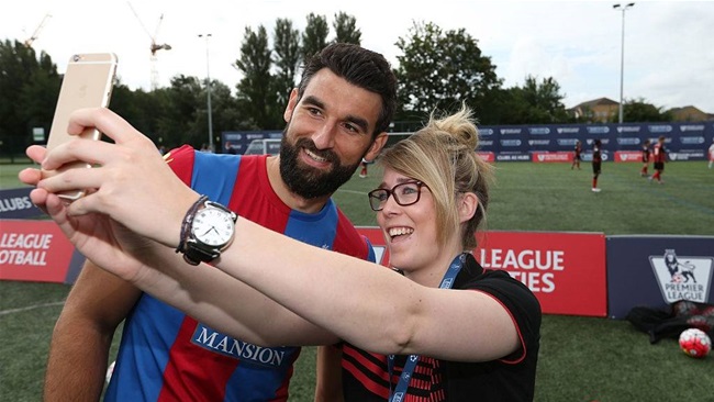 Crystal Palace''s emotional Jedinak ceremony: ''He drove the team and probably drove me''