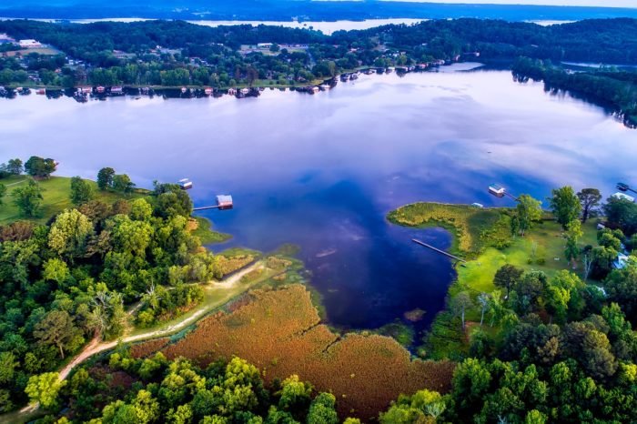 The Charming Lake Town In Alabama That Belongs On Your Summer Bucket List