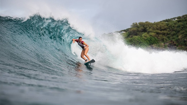 Tyler Wright and Steph Gilmore Star as the WSL makes its long awaited return