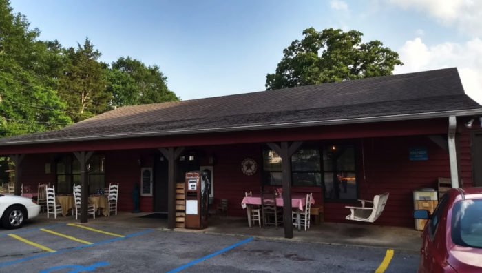 Southern Farm Table Restaurant & Bakery Is An All-You-Can-Eat Buffet In Alabama That''s Full Of Southern Flavor
