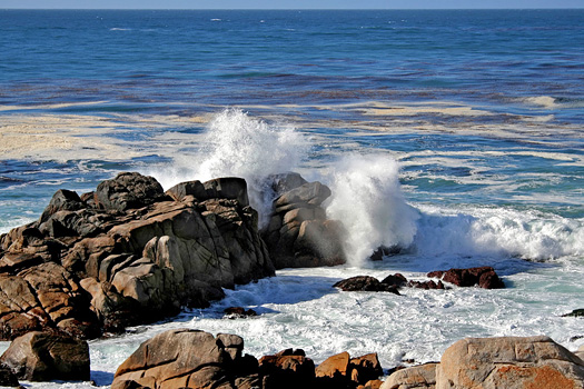 Big waves hitting against the rocks