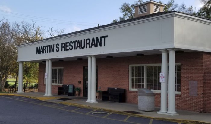 This Old-School Alabama Restaurant Serves Chicken Dinners To Die For