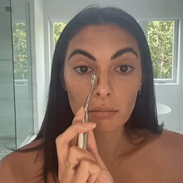 Paige using the Elite Linear 1 brush for nose contour