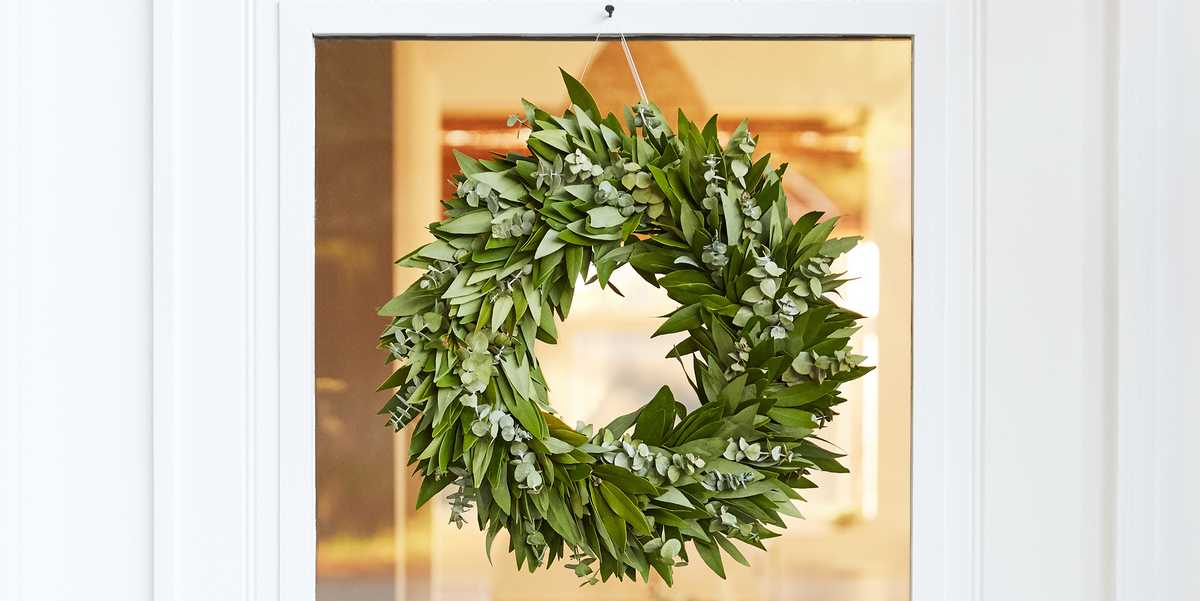 When everything from your yard, to your garden, to your window-box? is bursting into bloom, your entryway should look just as vibrant. Here are cheerful summer wreaths to ring in the sunniest season.
