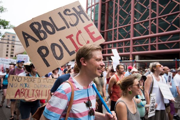 Los manifestantes marchan en un mitin en Minneapolis pidiendo el fin de ICE.