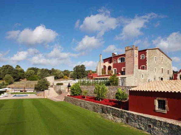 Mansion with spa and tennis in Catalonia