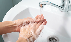 Instruktionsfilm om hur du tvättar händerna på rätt sätt. 