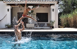Go to a house with a swimming pool for 130 ? / year!