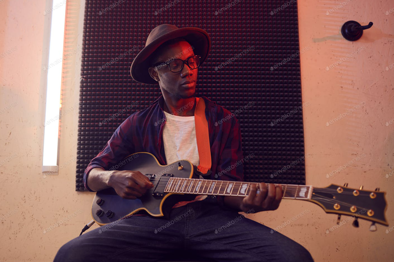 Man playing guitar photo